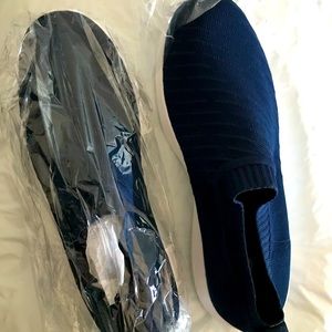 Ablanczoom dark blue breathable brand new/never worn sneakers